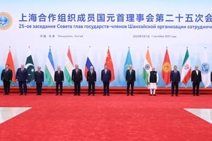  El presidente chino, Xi Jinping, junto a otros líderes y representantes que asistieron a la 25ª Reunión del Consejo de Jefes de Estado de la Organización de Cooperación de Shanghai (OCS), en Tianjin este lunes. Crédito: Xinhua/Huang Jingwen