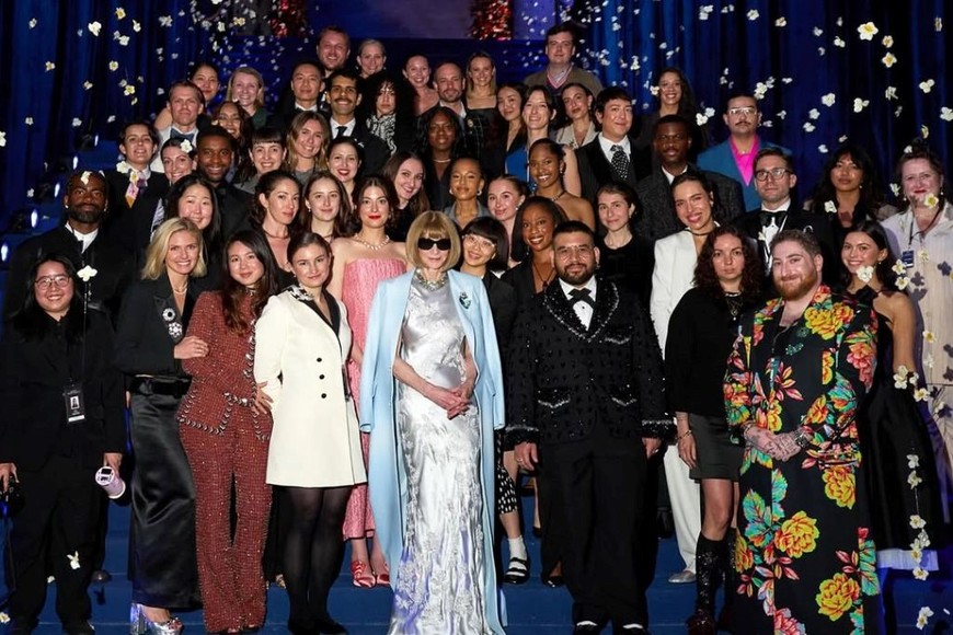 Post Met Gala: en el centro de la foto, la icónica Anna Wintour con un vestido lencero Louis Vuitton; a la izquierda, con un vestido sastrero de Bode, Chloe Malle.