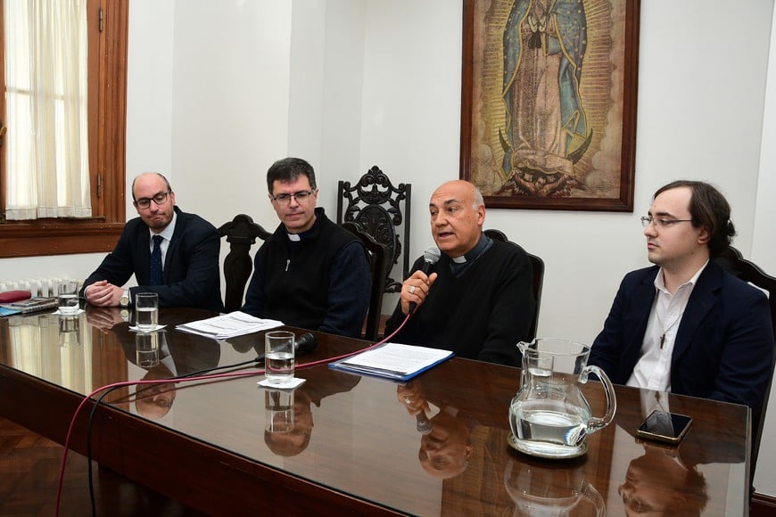 El arzobispo santafesino Sergio Fenoy explicó los alcances del documento que propician los obispos de la provincia, y que está abierto a la firma de los feligreses, para que la Carta Magna incluya una "mención" a la Iglesia Católica. Crédito: Guillermo Di Salvatore.