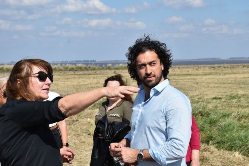 El director de Cultura, Cáceres, junto a la presidente comunal, Bosco, en el sitio donde se encuentran las ruinas del fuerte Melincué