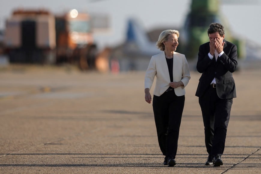 European Commission President Ursula von der Leyen and Romanian President Nicusor Dan walk on the tarmac of Mihail Kogalniceanu Air Base, in Mihail Kogalniceanu, near Constanta, Romania September 1, 2025. Inquam Photos/George Calin via REUTERS ATTENTION EDITORS - THIS IMAGE WAS PROVIDED BY A THIRD PARTY. ROMANIA OUT. NO COMMERCIAL OR EDITORIAL SALES IN ROMANIA