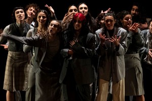 Obra de danza “Pronóstico de Asfixia” (Santa Fe), dirigida por Valeria Fontanetto e interpretada por la compañía Una Incógnita; fue premiada en la XV Bienal de Arte Joven UNL (2024).