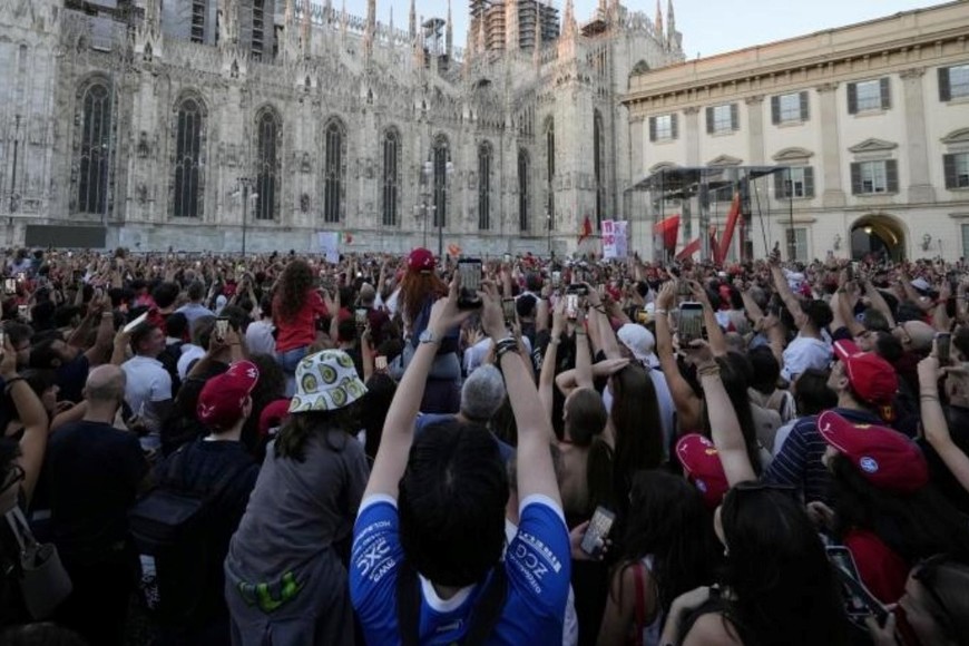 Miles de tifosi colmaron la Piazza del Duomo para alentar a Ferrari en la previa del GP de Italia.