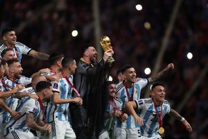 Soccer Football - FIFA World Cup Qatar 2022 - Final - Argentina v France - Lusail Stadium, Lusail, Qatar - December 18, 2022
Argentina's Lionel Messi lifts the World Cup trophy alongside teammates as they celebrate winning the World Cup REUTERS/Lee Smith