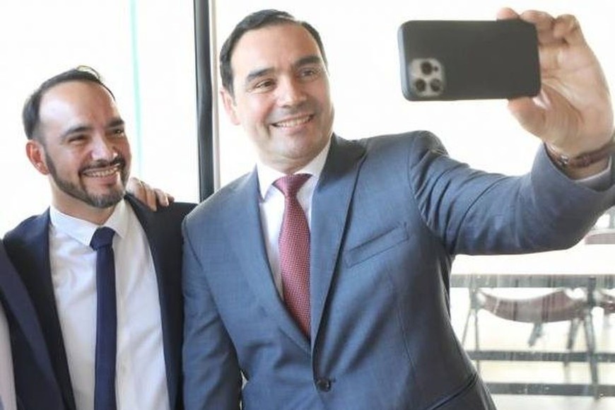 Radicales, correntinos, triunfadores. El actual gobernador de Corrientes, Gustavo Valdés (celular en mano), junto a su hermano Juan Pablo, quien fue electo para sucederlo en el cargo. Gentileza