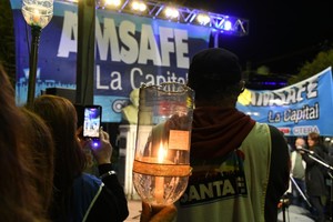 Con antorchas y cánticos, los docentes pidieron "paritarias". Crédito: Manuel Fabatía