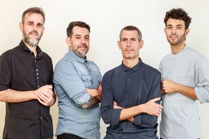 Gustavo Telesmanich Grupo: Jorge Palena (contrabajo), Juan Manuel Oviedo (guitarra), Telesmanich (batería, percusión y coros) y Tomás Bozzano (piano).