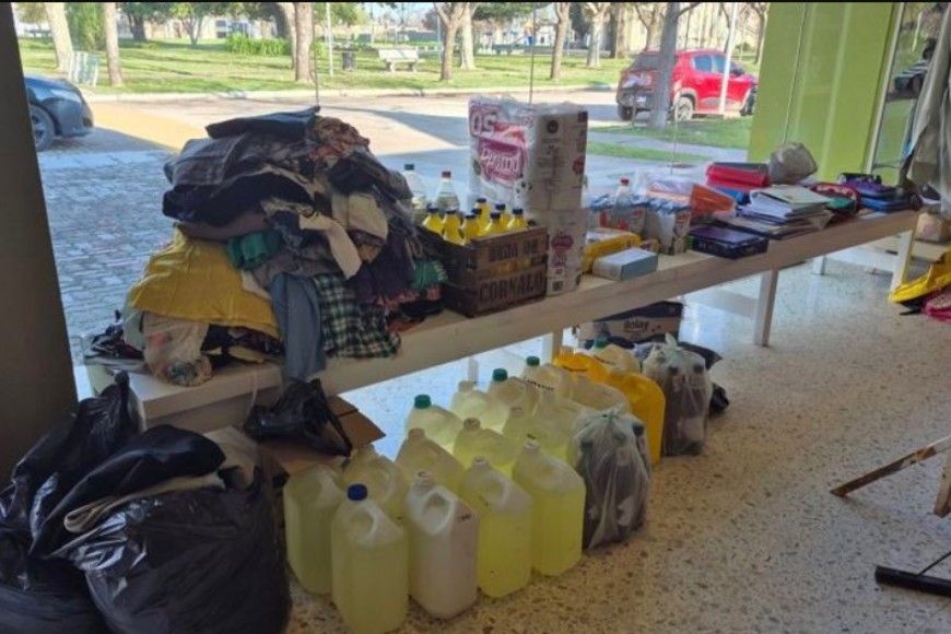 Las donaciones son clasificadas en el Centro Cultural Comunal. Foto: Gentileza FM Vía Libre 87.9