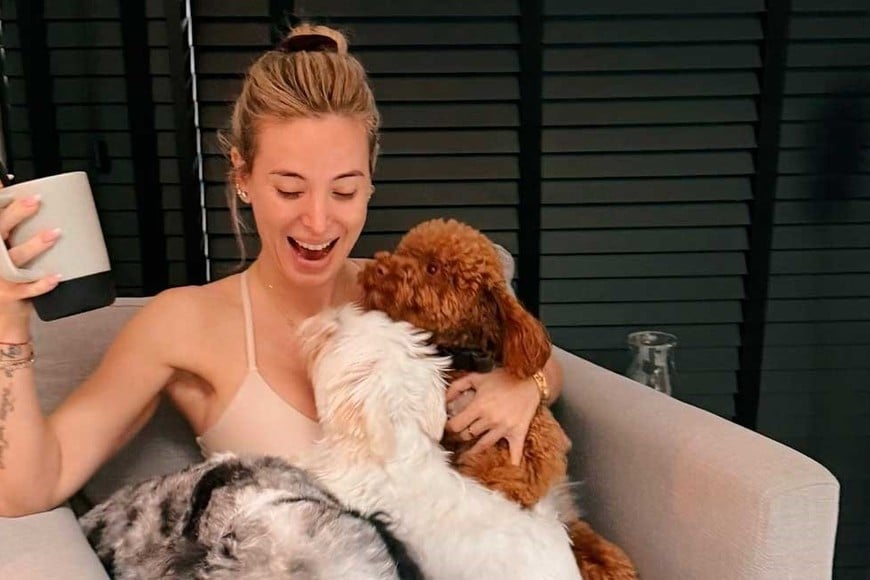 Todo transcurre mientras su ex marido permanece detenido.