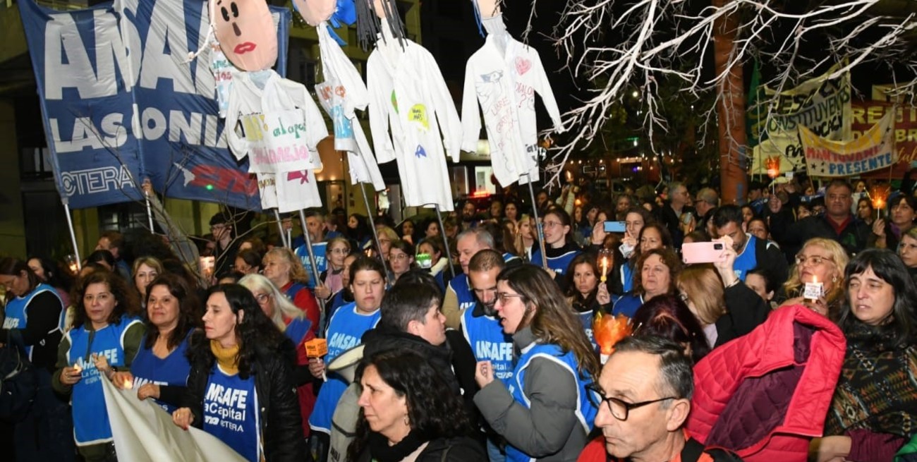 La columna marchó por bulevar. Crédito: Manuel Fabatía