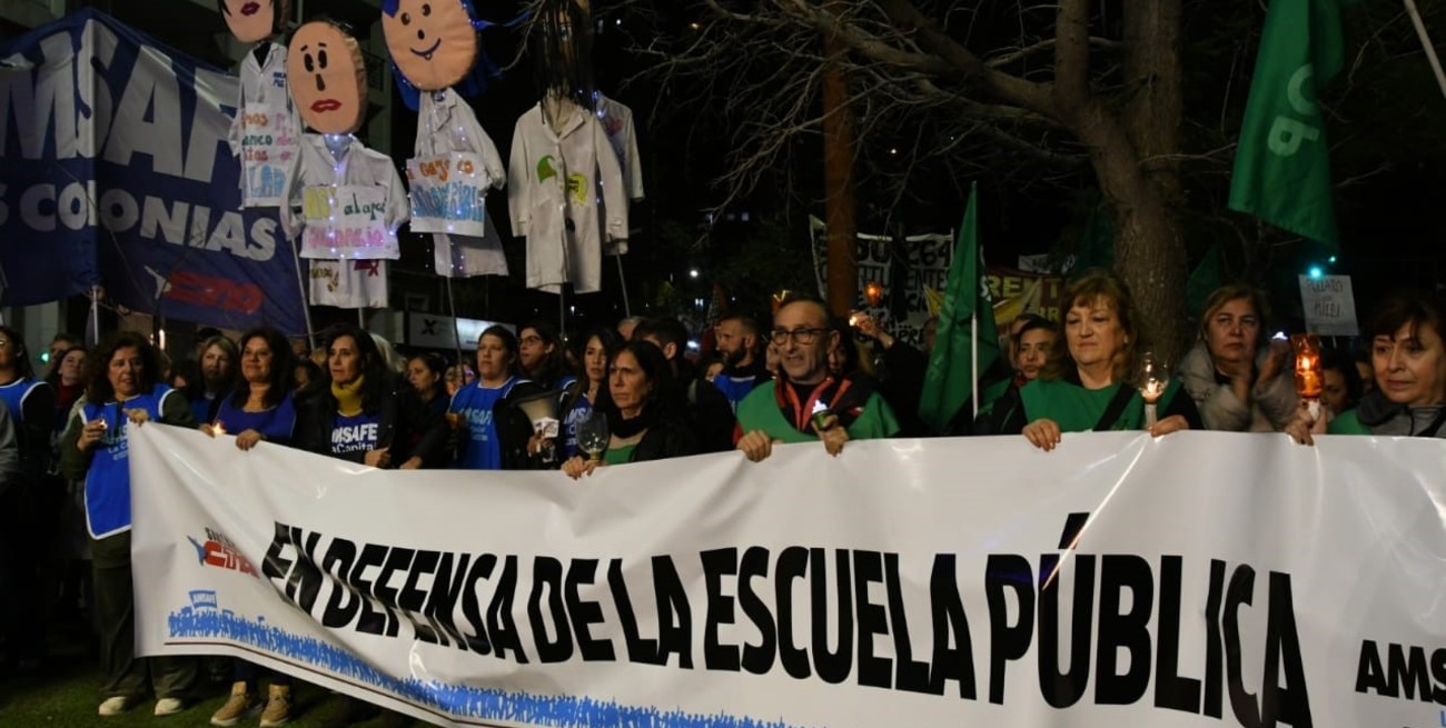 La protesta tuvo lugar este miércoles por la noche en Santa Fe y en cada una de las delegaciones departamentales del gremio. Crédito: Manuel Fabatía