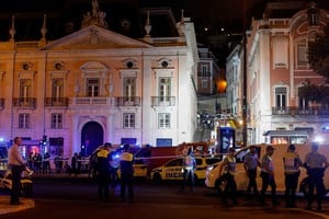 Equipos de rescate trabajaron durante horas para liberar a los pasajeros atrapados. Foto: Reuters