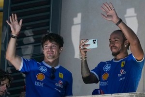 Hamilton, sorprendido, grabó con su celular el fervor del público ferrarista en Milán.