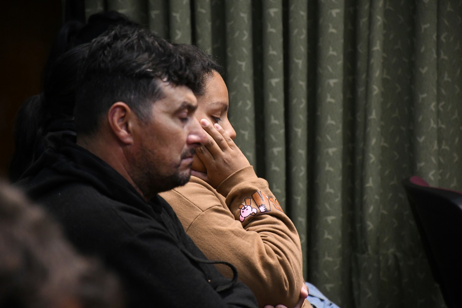 Familiares siguieron cada instancia del primer juicio por jurados en la ciudad. El veredicto dejó una huella en la historia judicial santafesina: por primera vez, ciudadanos comunes tuvieron en sus manos la responsabilidad de definir un caso de homicidio de alto impacto social.