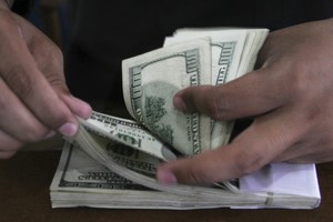 A man counts one-hundred-dollar U.S. bills at a money changer in Karachi May 2, 2011.  REUTERS/Athar Hussain (PAKISTAN - Tags: BUSINESS) karachi pakistan  casa de cambio hombre cuenta contando billetes dolares venta de moneda extranjera dinero