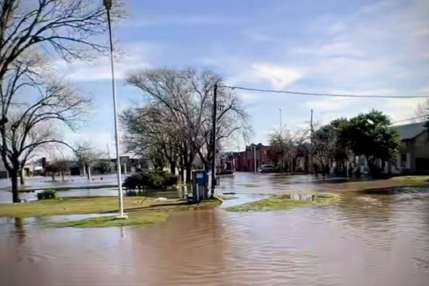 En algunos sectores, el agua empieza a ceder. Foto: Captura de video.