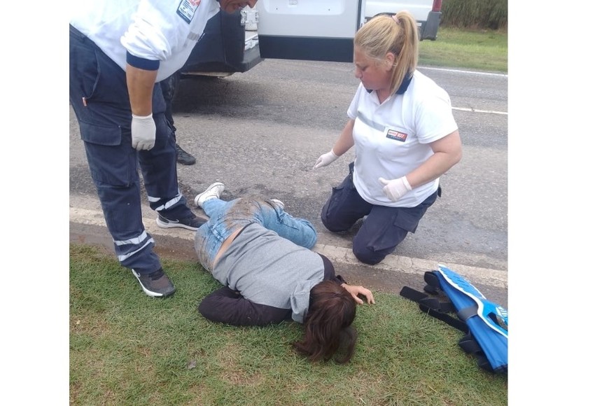 La víctima quedó tendida sobre la cinta asfáltica tras el impacto.