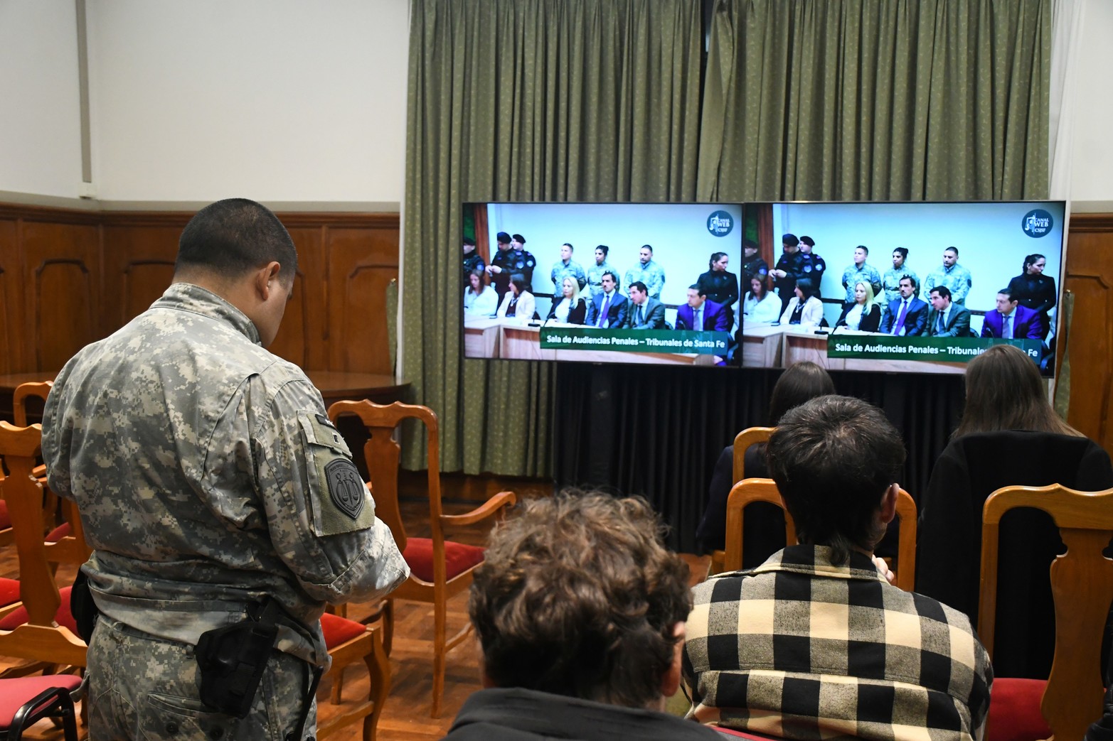 La modalidad del jurado, integrada por personas comunes elegidas al azar, refuerza la transparencia del proceso judicial y el vínculo entre la sociedad y la administración de justicia