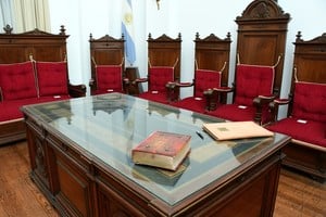 La sala tradicional donde se jura con la constitución provincial vigente. Foto: Guillermo Di Salvatore.