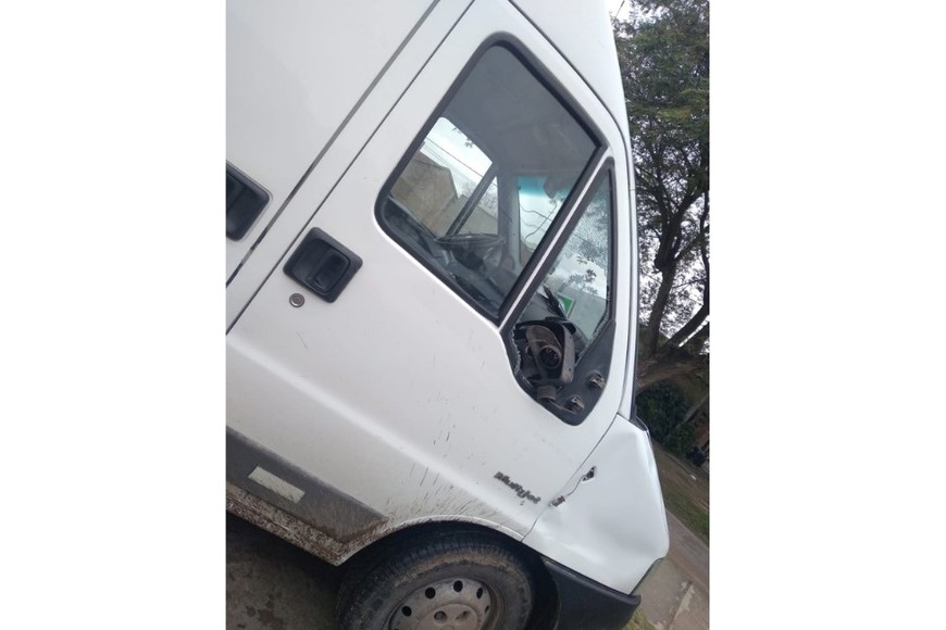 El espejo retrovisor del lado derecho resultó dañado tras el impacto.