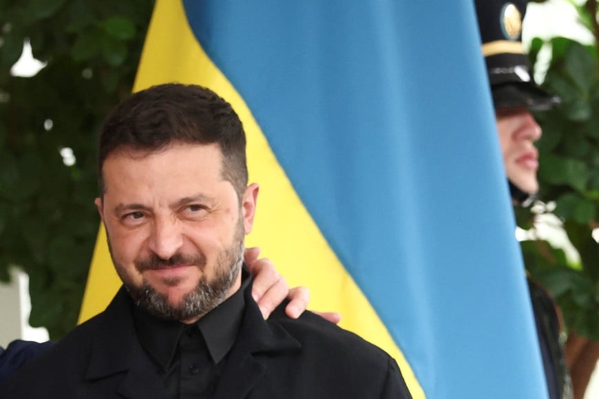 Ukrainian President Volodymyr Zelenskiy looks on as he is greeted upon his arrival at the White House by U.S. President Donald Trump (not pictured), amid negotiations to end the Russian war in Ukraine, in Washington, D.C., U.S., August 18, 2025. REUTERS/Kevin Lamarque