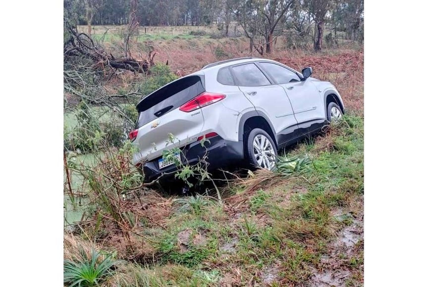 En medio de la tormenta, se produjo un siniestro vial sobre la ruta.