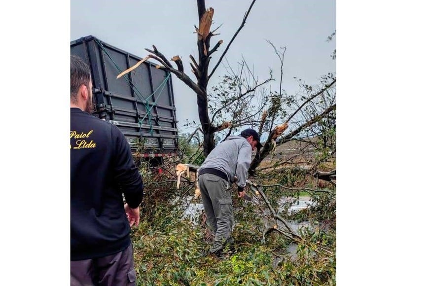 Los lugareños describen al fenómeno como un tornado.