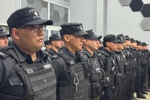 En el caso de los integrantes de las fuerzas de seguridad, carecen de un espacio paritario para discutir los salarios del sector. Por ello, el gobierno traslada automáticamente a los uniformados, las mejoras establecidas y acordadas en los otros ámbitos. Crédito: Archivo El Litoral