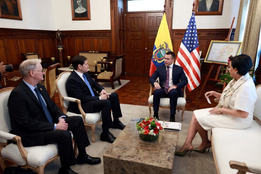 (250904) -- QUITO, 4 septiembre, 2025 (Xinhua) -- Imagen proveída por la Presidencia de Ecuador, del presidente ecuatoriano, Daniel Noboa (2-d), la ministra de Relaciones Exteriores y Movilidad Humana ecuatoriana, Gabriela Sommerfeld (d), y el secretario de Estado estadounidense, Marco Rubio (2-i), sosteniendo una reunión, en el Palacio de Carondelet, en Quito, capital de Ecuador, el 4 de septiembre de 2025. (Xinhua/Isaac Castillo/Presidencia de Ecuador) (rtg) (ra) (ce)