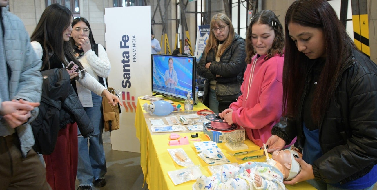 Estudiantes de la Escuela Técnica Alem fabricaron dispositivos con impresoras 3D, modelos a tamaño real destinados a bebés con traqueotomía. Crédito: Luis Cetraro