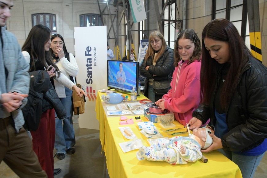 Estudiantes de la Escuela Técnica Alem fabricaron dispositivos con impresoras 3D, modelos a tamaño real destinados a bebés con traqueotomía. Crédito: Luis Cetraro