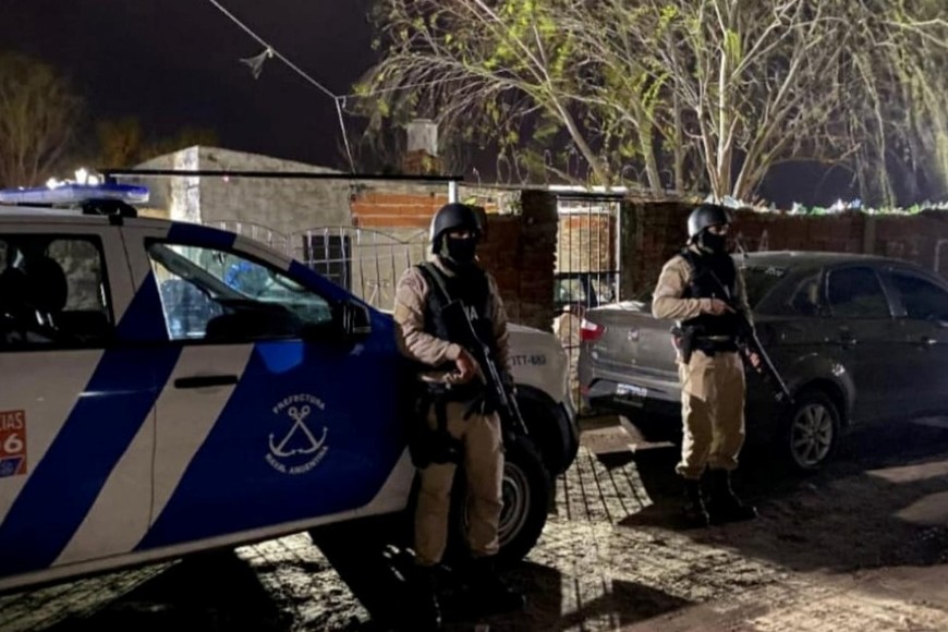 Agentes de Prefectura y Asuntos Internos durante los operativos simultáneos.