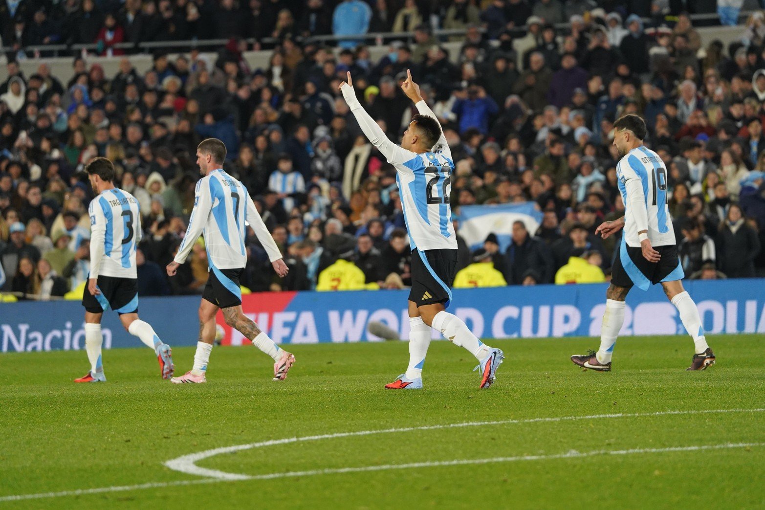 El Toro Martínez festejando su gol, minutos luego de haber ingresado al partido