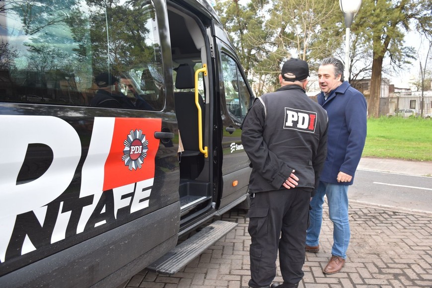 El ministro Pablo Cococcioni encabezó la entrega de cinco furgones a la PDI.