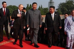 Vladímir Putin camina junto a Xi Jinping y Kim Jong Un antes del desfile militar que conmemoró un nuevo aniversario de la victoria sobre Japón y el fin de la Segunda Guerra Mundial. Plaza Tiananmén de Beijing. Alexander Kazakov/AFP/DW