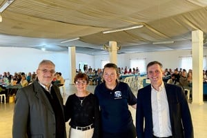 Calvo realizó la entrega de un obsequio institucional a la comuna local y felicitó a las autoridades por el trabajo conjunto realizado con el Club Atlético Cello.