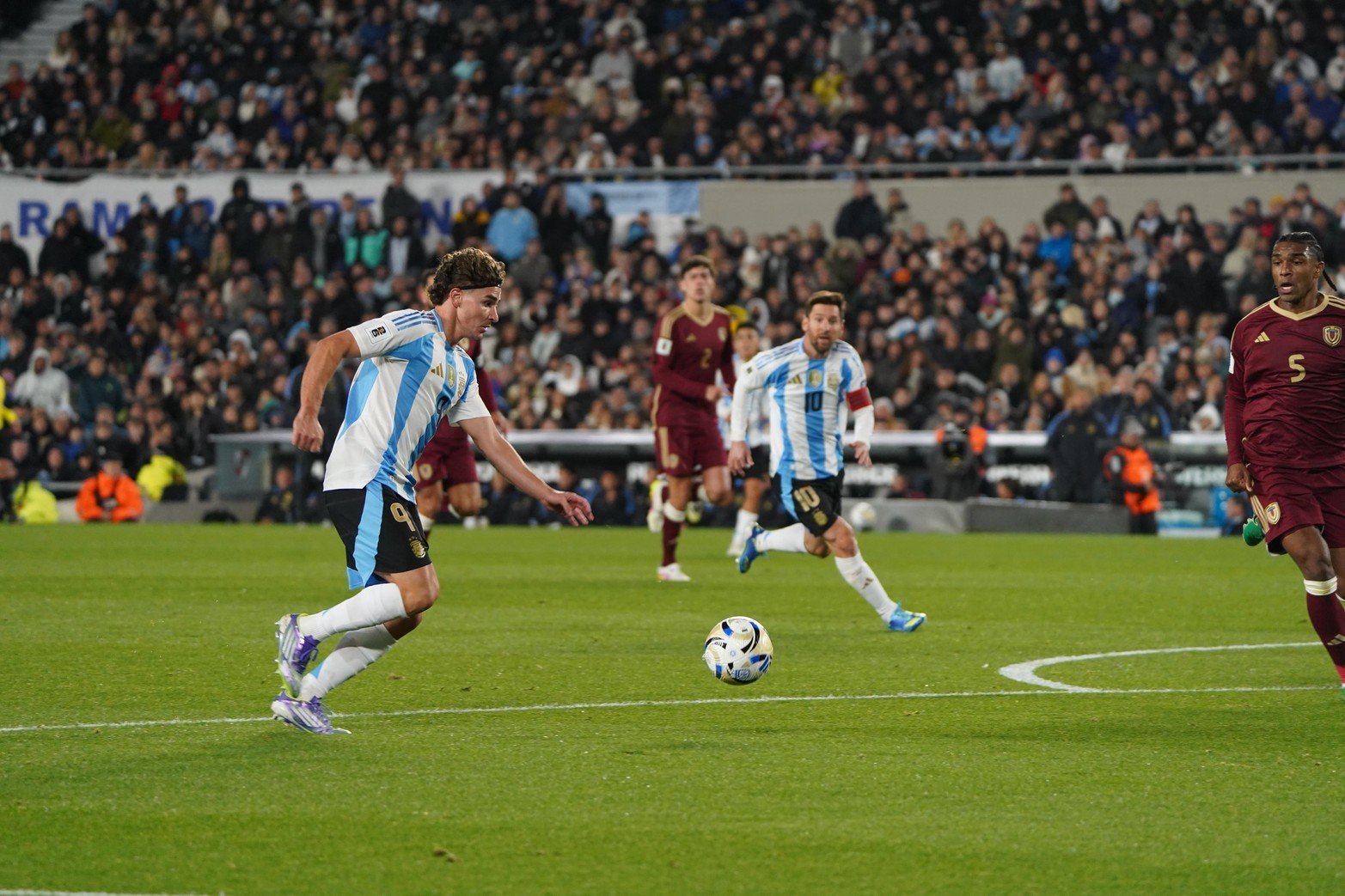 Julián previo a asistir a su ídolo