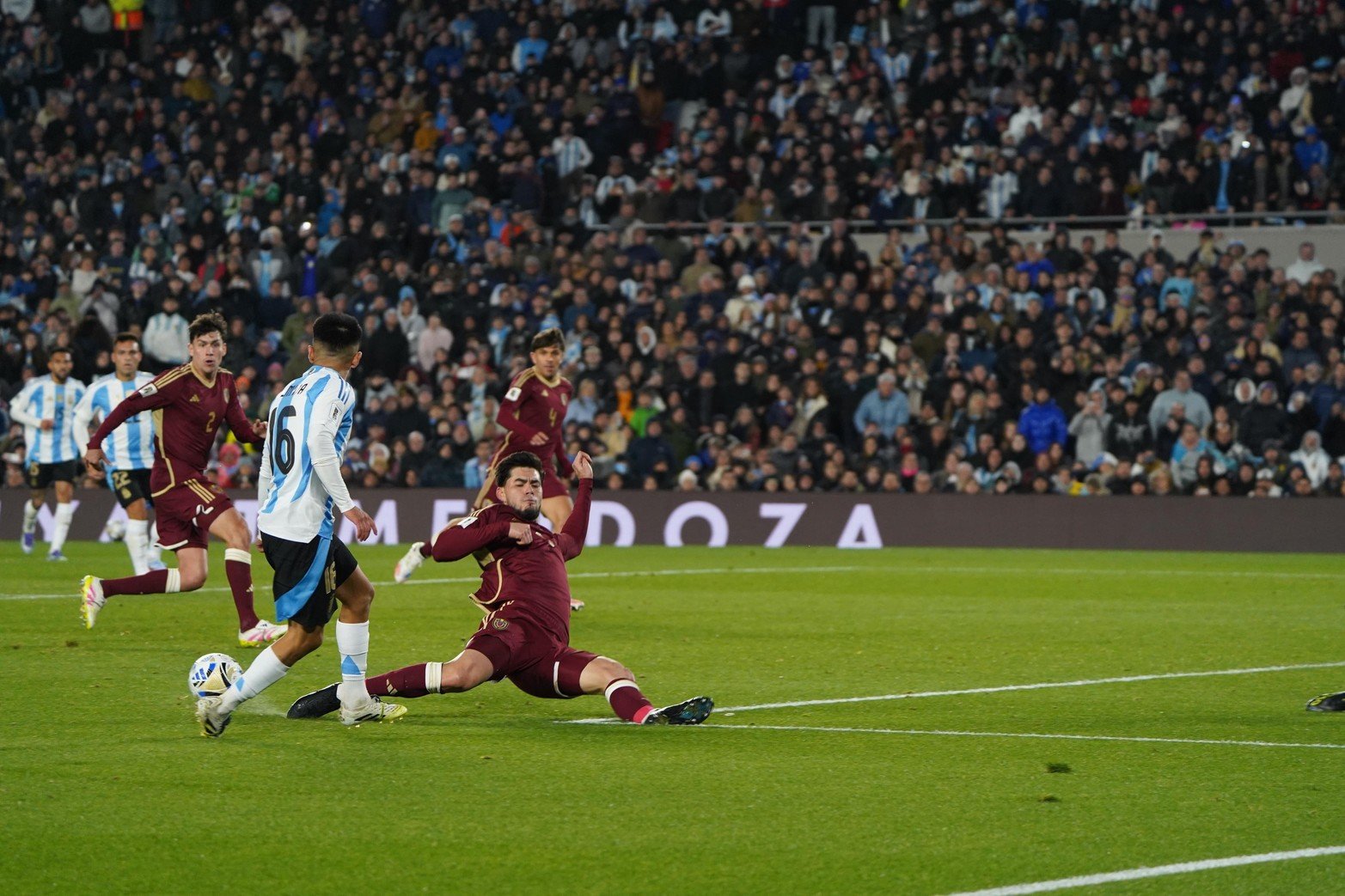 Almada buscando a Messi