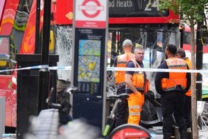 Un autobús rojo de la línea 24 se subió repentinamente a la acera