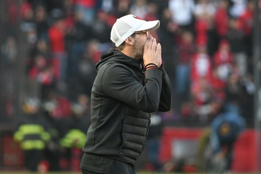 El Colón de Minella. Después de estar a cargo del plantel profesional sabalero, antes de la llegada de Medrán, Martín Minella volvió a la reserva: le ganó a Huracán en Parque Patricios y empató con Ferro en el predio deportivo 4 de junio. Maillier y Ojeda, sus figuras. Foto: Manuel Fabatía.