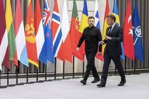 Macron y Zelenski llegan a la reunión con líderes internacionales .