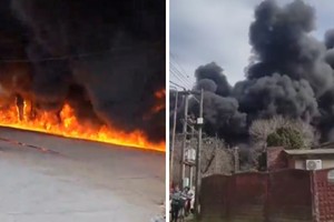 El humo negro cubrió el cielo y oscureció la ciudad tras la explosión.