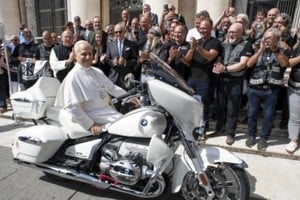 León posó con la moto para fotos y videos.