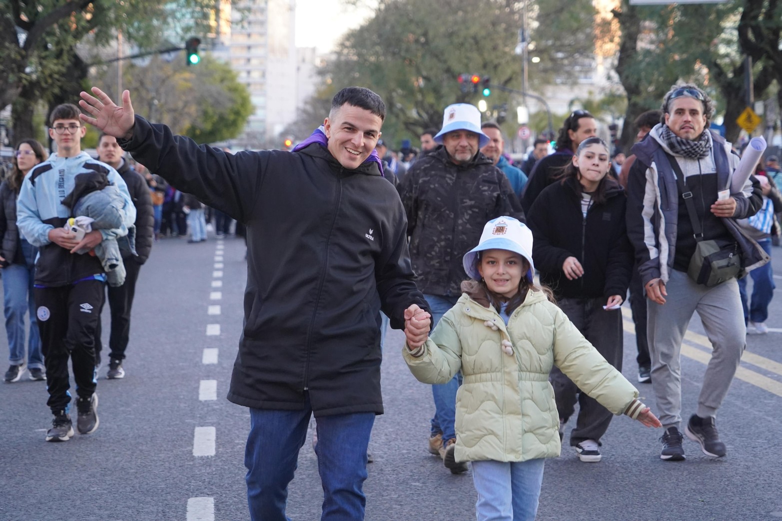 Grandes y chicos no se quieren perder a la Selección campeona del mundo.
