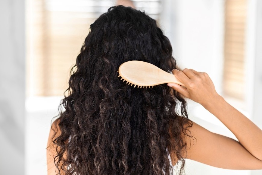 Cepillo de cerdas firmes recomendado para desenredar cabellos gruesos.