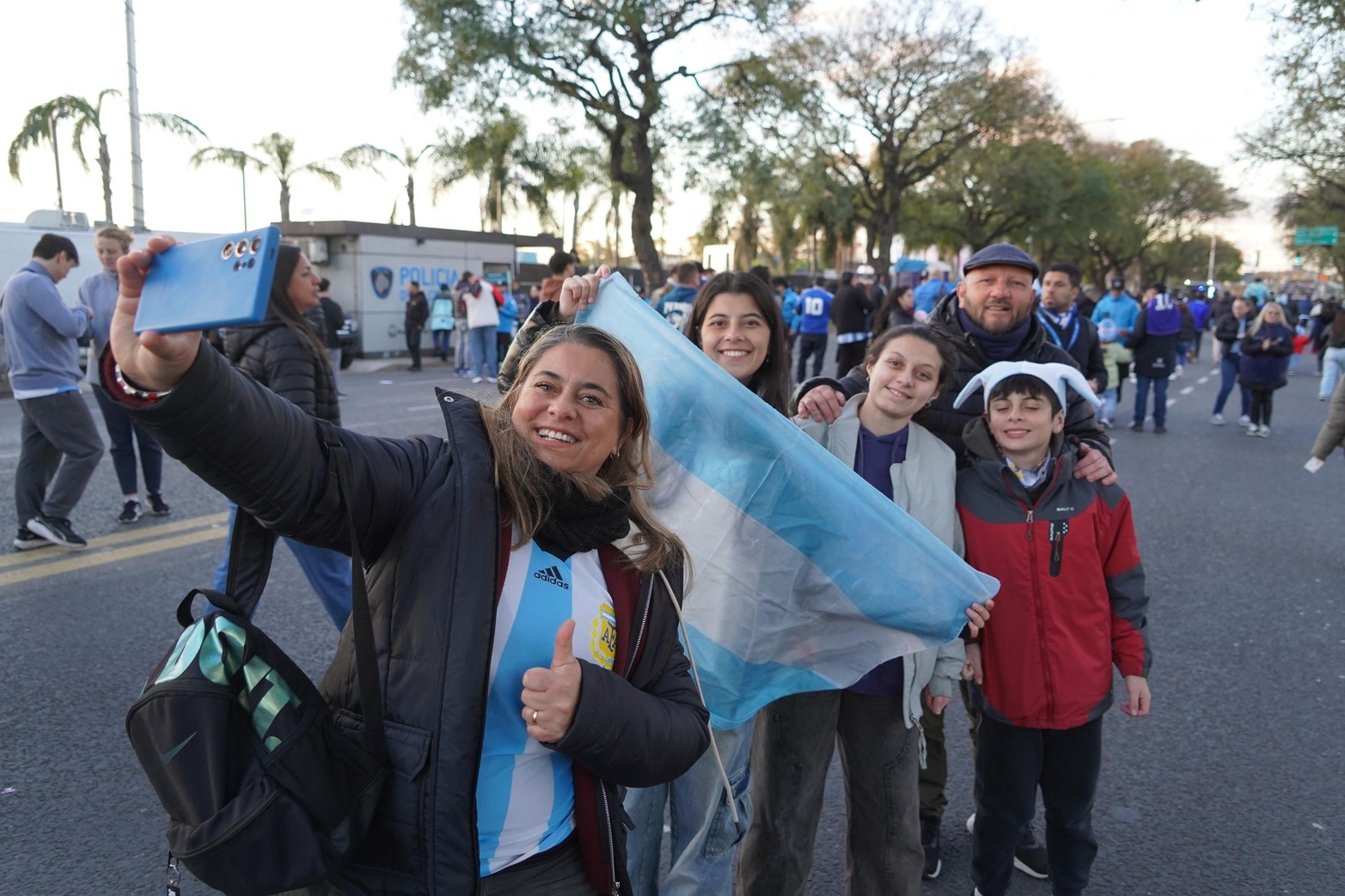 Toda la familia presente para ver a Messi y la Scaloneta.