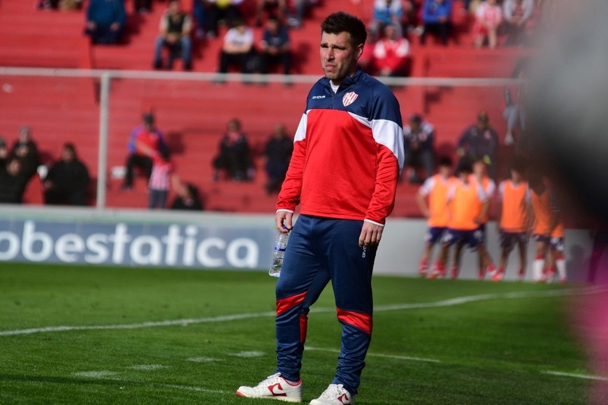 El Unión de Vazzoler. Antes de la vuelta de Leo Madelón a López y Planes, Nicolás Vazzoler dirigió al Tate en Copa Sudamericana y en la liga local al plantel profesional. Como DT de la reserva, pelea la punta de su zona. Foto: Luis Cetraro.