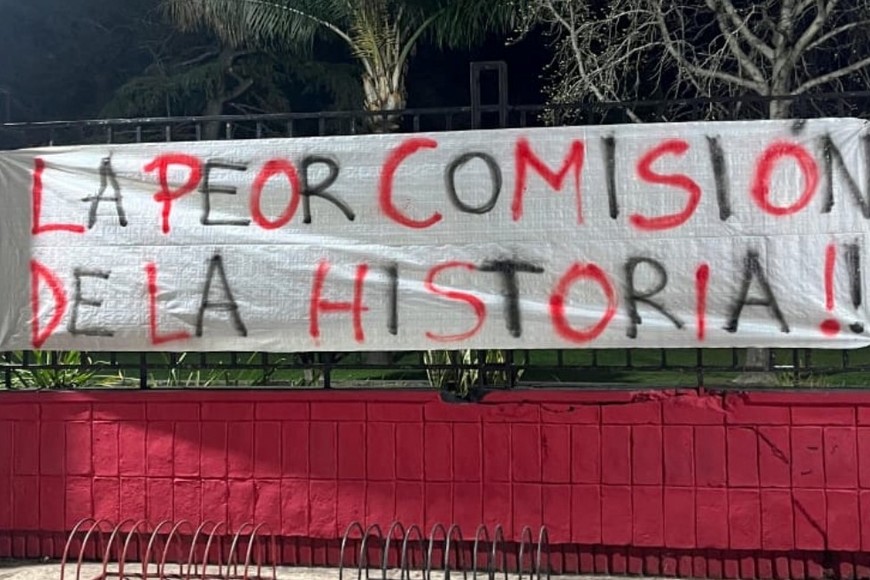 Las banderas que aparecieron en la madrugada del jueves en Colón.