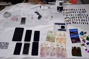 Parte del dinero secuestrado durante los allanamientos en Santa Fe.