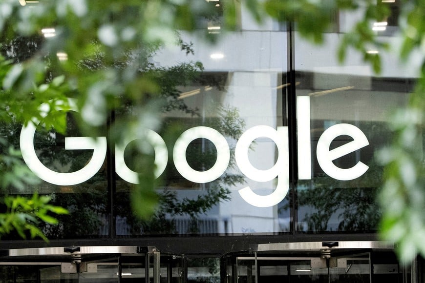 FILE PHOTO: FILE PHOTO: The Google logo is seen outside the company's offices in London, Britain, June 24, 2025. REUTERS/Carlos Jasso/File Photo/File Photo